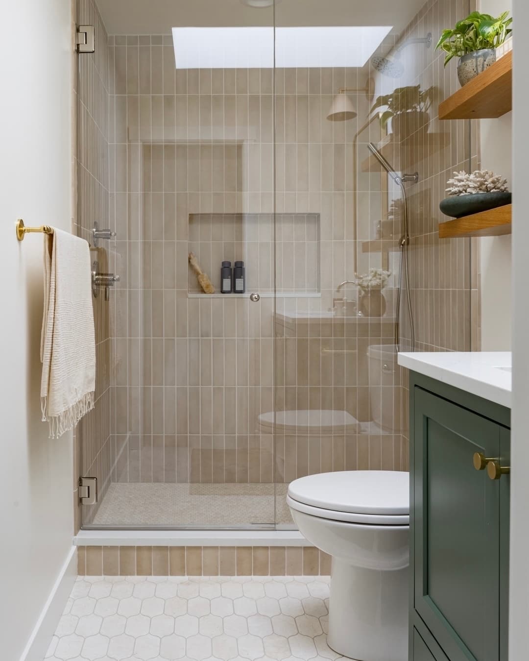 Modern Bathroom Vertical Tile Design